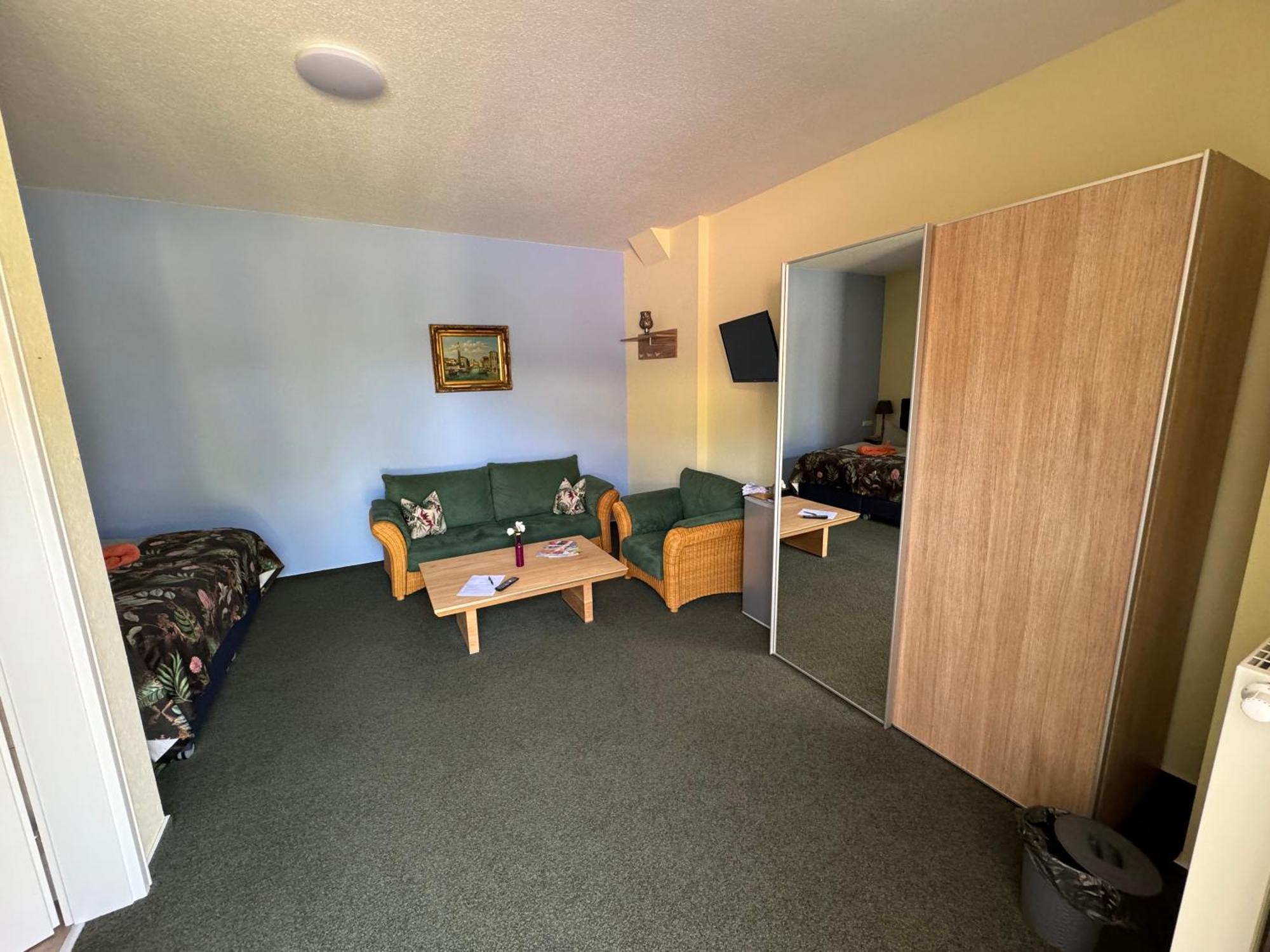 Bed & Breakfast Am Waldguertel Forst  Esterno foto